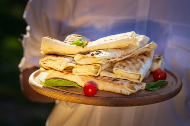 Shawarma tavuk taze sebze, krema sos ve patates kızartması ile bir Pide ahşap arka plan üzerinde rulo