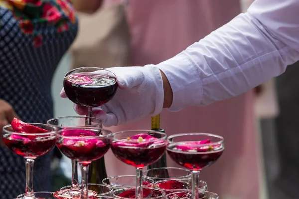 Gül yaprakları ile şampanya bardağı Piramidi.