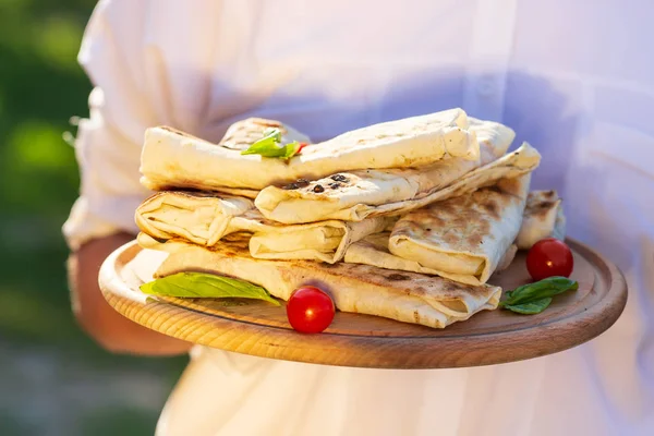 Shawarma tavuk taze sebze, krema sos ve patates kızartması ile bir Pide ahşap arka plan üzerinde rulo