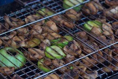 mantar Izgara restoranında yemek.