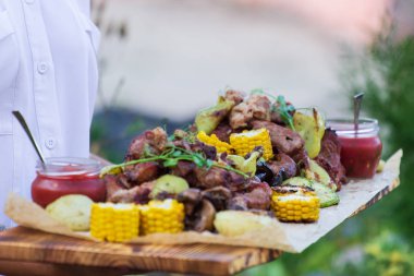 Plaka üzerinde ızgara dilimlenmiş sebze