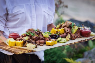 Plaka üzerinde ızgara dilimlenmiş sebze