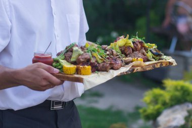 Plaka üzerinde ızgara dilimlenmiş sebze