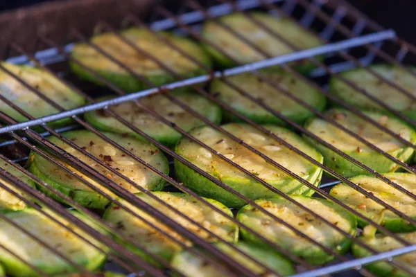 Izgara kabak yanında kekik, limon ve sarımsak..