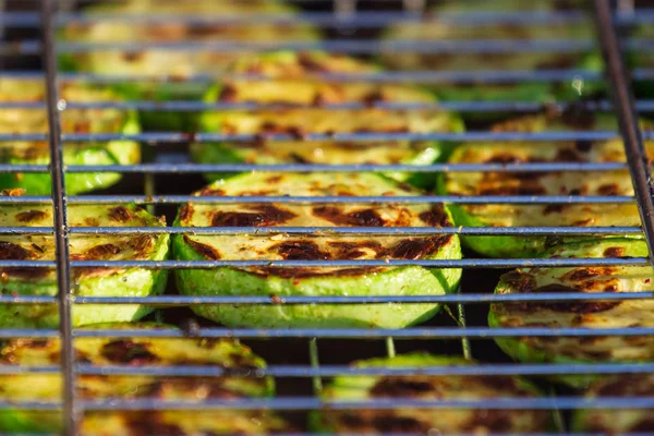 Izgara kabak yanında kekik, limon ve sarımsak..