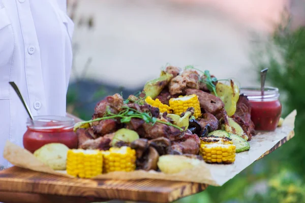 Plaka üzerinde ızgara dilimlenmiş sebze