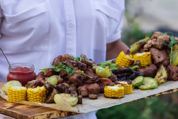 Plaka üzerinde ızgara dilimlenmiş sebze