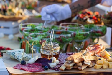 çatal bıçak ve cam kadehlerle yemek masası seti. Partiden önce restoranda..