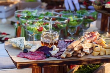 çatal bıçak ve cam kadehlerle yemek masası seti. Partiden önce restoranda..