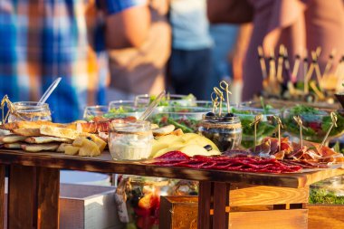 çatal bıçak ve cam kadehlerle yemek masası seti. Partiden önce restoranda..