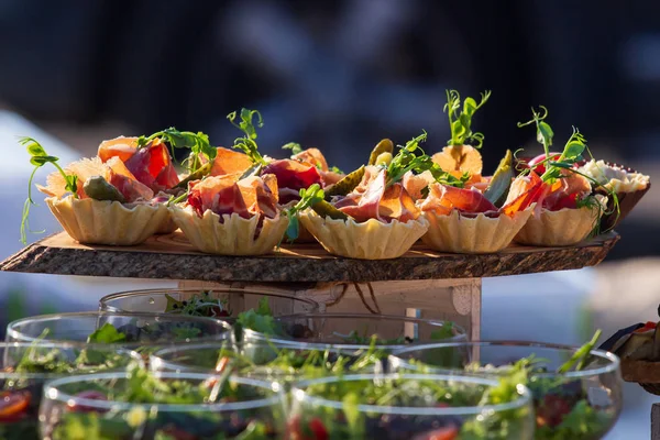 çatal bıçak ve cam kadehlerle yemek masası seti. Partiden önce restoranda..