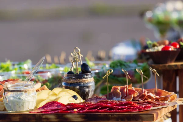 çatal bıçak ve cam kadehlerle yemek masası seti. Partiden önce restoranda..