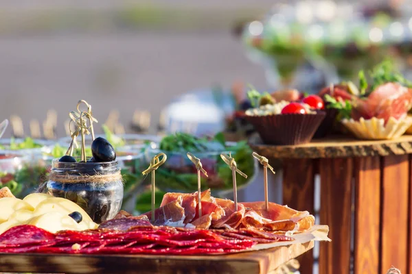 Güzel dekore edilmiş yemek masası farklı atıştırmalıklar ve sandviçli aperatifler, havyar, kurumsal noel partisinde taze meyve ya da düğün kutlaması..