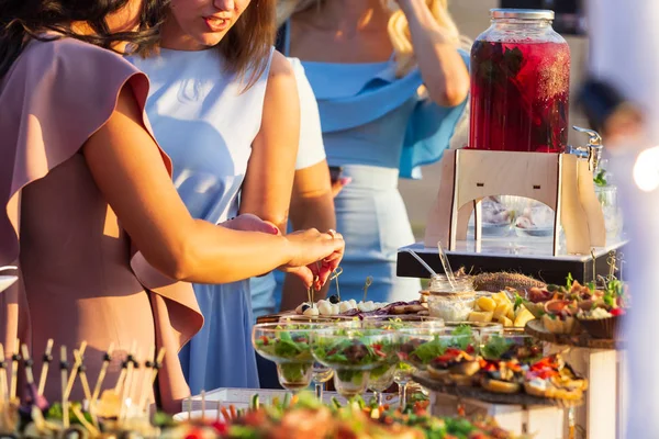 Table Banquet Traiteur Joliment Décorée Avec Différentes Collations Alimentaires Apéritifs — Photo