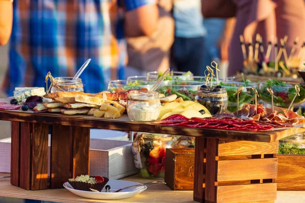 Gyönyörűen Berendezett Catering Bankett Asztal Különböző Ételek Snack Előételek Szendvics — Stock Fotó