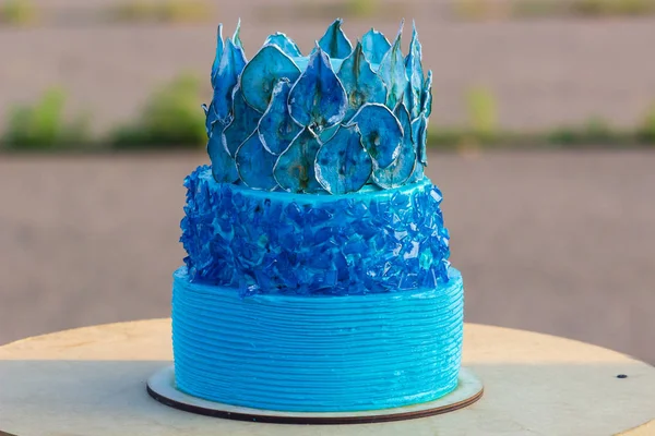Pastel Cumpleaños Crema Mantequilla Azul Con Espolvoreos Colores Sobre Fondo —  Fotos de Stock