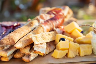 Tahta masadaki ahşap kutuda çeşitli peynir türleri,