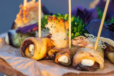 Kızarmış börek ve sebze tabakta..