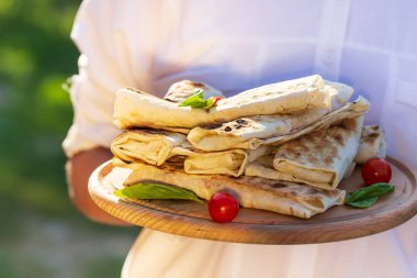 Vegan sebze film marul, salatalık ve domates ile ikiye dilimlenmiş.