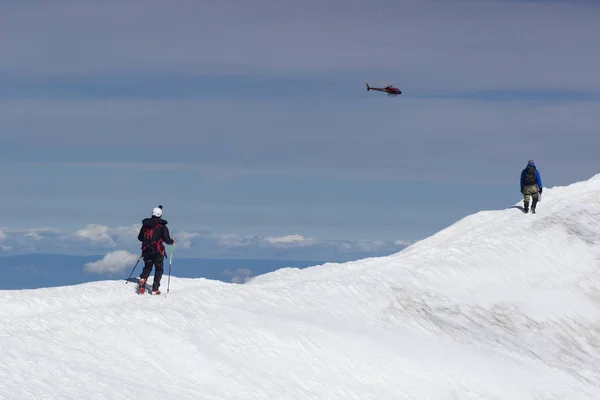 Schweiz Helikopter Touring Snön Nådde Bergskedja — Stockfoto