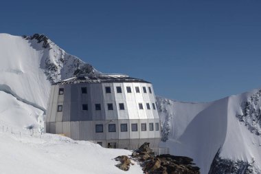 Mont Blanc, sığınak Du Gouter 3835 m, Mont Blanc yükselişi deneyen popüler başlangıç noktası