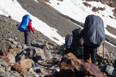 Yürüyüşçüler ambalaj sırt çantaları grubu insanlar erkek ve kadınların tırmanma dişli bağlı gibi kask kamp Mat yürüyüş Polonyalılar buz baltası ile büyük çanta ile