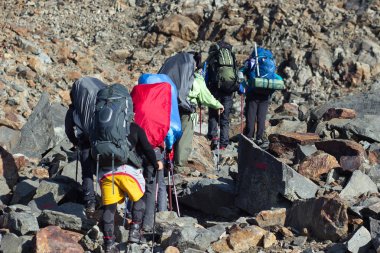 Yürüyüşçüler ambalaj sırt çantaları grubu insanlar erkek ve kadınların tırmanma dişli bağlı gibi kask kamp Mat yürüyüş Polonyalılar buz baltası ile büyük çanta ile