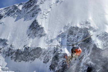 Gönüllü dağ kurtarma hizmeti içinde hareket.