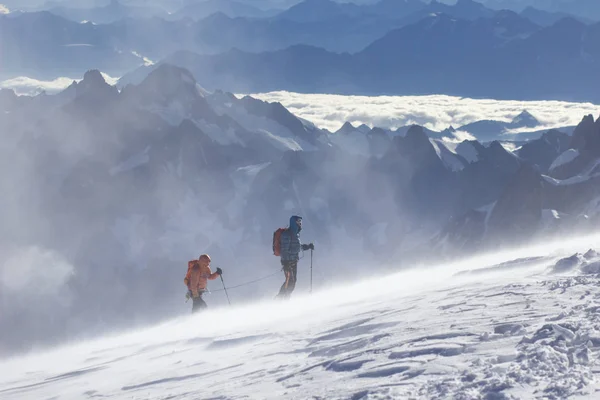 Uitgerust Klimmer Beklimming Door Besneeuwde Helling Met Klimtouw Bovenkant Van — Stockfoto