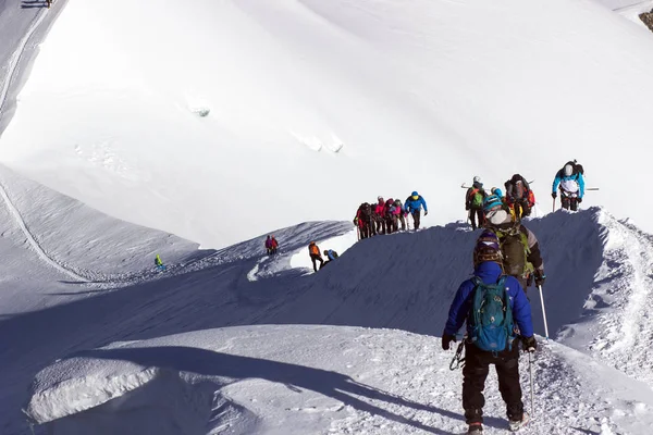 Gebonden Klimmers Klimmen Berg Met Sneeuwveld Gebonden Met Een Touw — Stockfoto