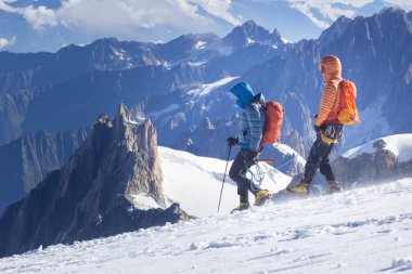 bir grup dağcı dağlarda. Tırmanma ve spor dağcılık. Ekip çalışması kavramı
