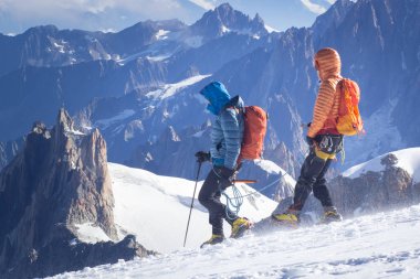 bir grup dağcı dağlarda. Tırmanma ve spor dağcılık. Ekip çalışması kavramı