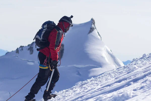 Een Stelletje Klimmers Bergen Klimmen Alpinisme Sport Teamwork Concept — Stockfoto