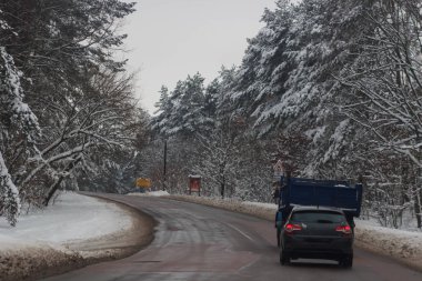 İşlek yol kış akşamları. Karda otomatik
