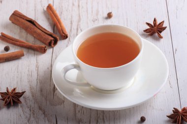 Bal ve bir bardak sıcak çay yatak, tembel sabah, sıcak kış ruh hali ile tepsi,