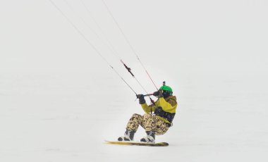 Geroimovka, Ukrayna. 5 Mart 2018 soğuk sabah. Adam kış kiting devreye girer.