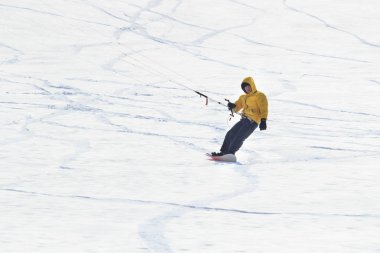 Geroimovka, Ukrayna. 5 Mart 2018 soğuk sabah. Adam kış kiting devreye girer.