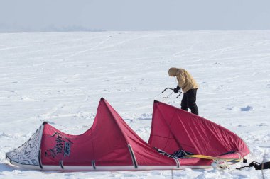 Geroimovka, Ukrayna. 5 Mart 2018 soğuk sabah. Adam kış kiting devreye girer.