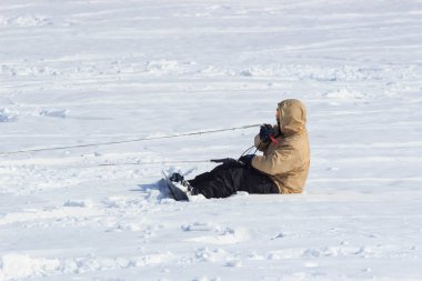 Geroimovka, Ukrayna. 5 Mart 2018 soğuk sabah. Adam kış kiting devreye girer.