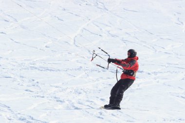 Geroimovka, Ukrayna. 5 Mart 2018 soğuk sabah. Adam kış kiting devreye girer.