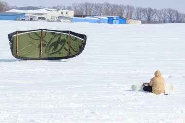 Geroimovka, Ukrayna. 5 Mart 2018 soğuk sabah. Adam kış kiting devreye girer.