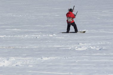 Geroimovka, Ukrayna. 5 Mart 2018 soğuk sabah. Adam kış kiting devreye girer.