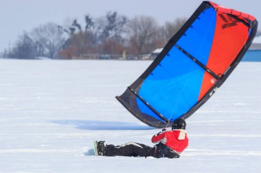 Geroimovka, Ukrayna. 5 Mart 2018 soğuk sabah. Adam kış kiting devreye girer.