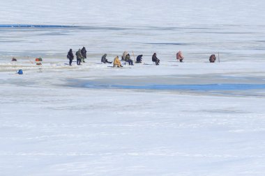 Cherkassy, Ukrayna - 6 Mart 2018: balıkçılar balık kış balıkçılık