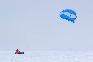 Geroimovka, Ukrayna. 5 Mart 2018 soğuk sabah. Adam kış kiting devreye girer.