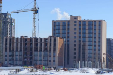 İnşaat makineleri ve vinçlerin yardımıyla beton yapılar ve iskeletlerden inşa edilen çok katlı binalar.