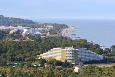 Beach Akdeniz sahilinde küçük tatil kasabası Göynük Kemer, Antalia riviera, Türkiye yakın