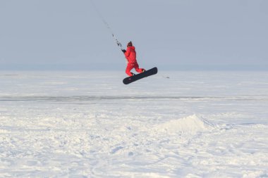 Geroimovka, Ukrayna. 6 Mart 2018 soğuk sabah. Kırmızı adam kış kiting devreye girer.