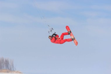 Geroimovka, Ukrayna. 6 Mart 2018 soğuk sabah. Kırmızı adam kış kiting devreye girer.