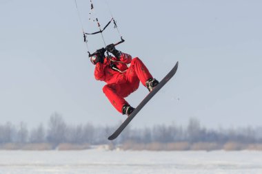 Geroimovka, Ukrayna. 6 Mart 2018 soğuk sabah. Kırmızı adam kış kiting devreye girer.